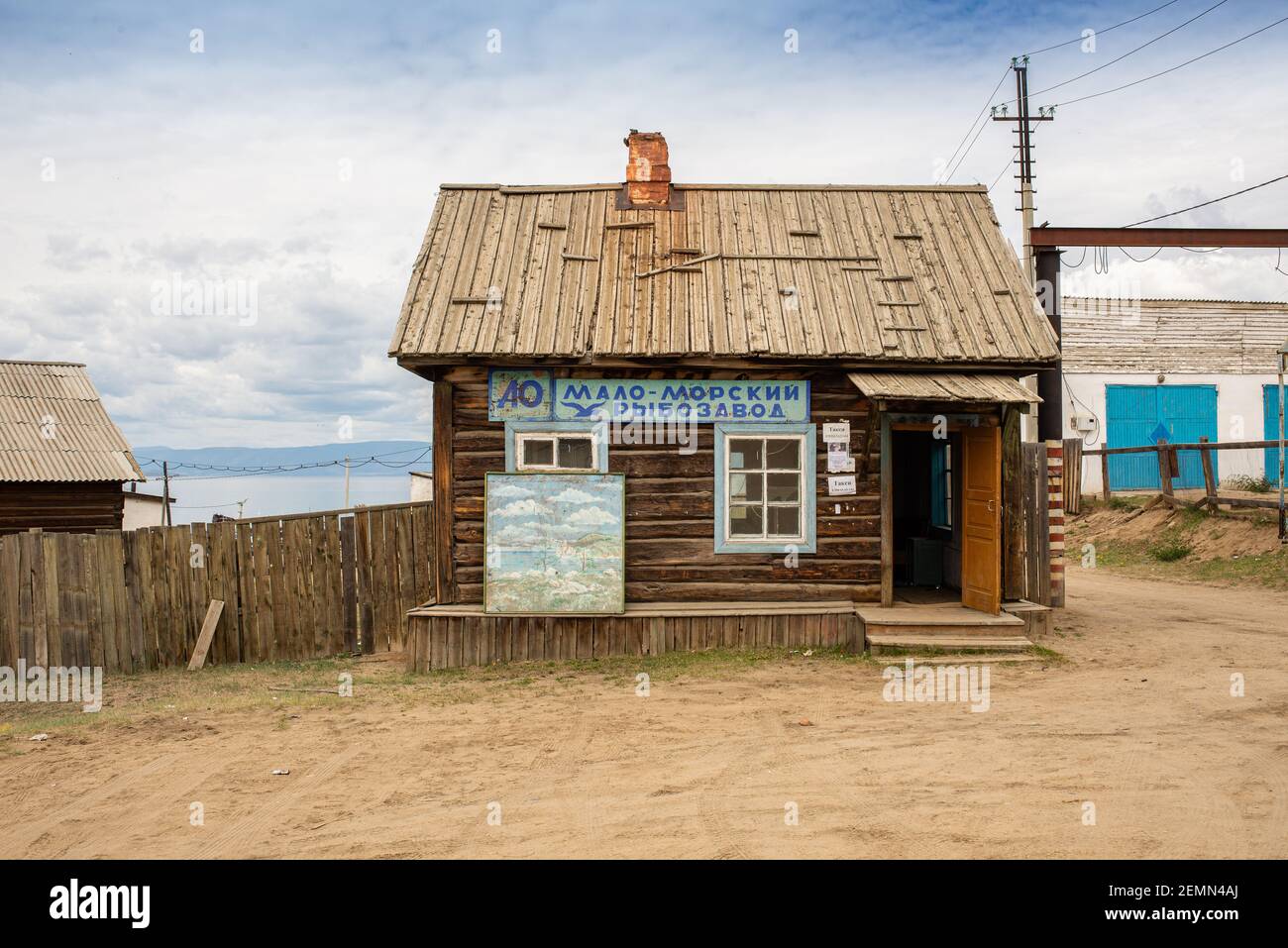 Retro Vintage kleines Holzhaus. Die Inschrift auf dem Gebäude befindet sich in der russischen MALO-MORSKIY FISCHFABRIK. Khuzhir ist das Hauptdorf auf der Insel Olchon Stockfoto