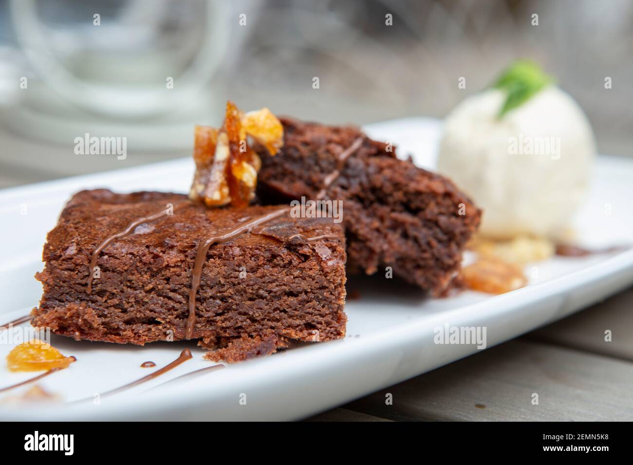 Schokolade Brownies mit Eis Stockfoto