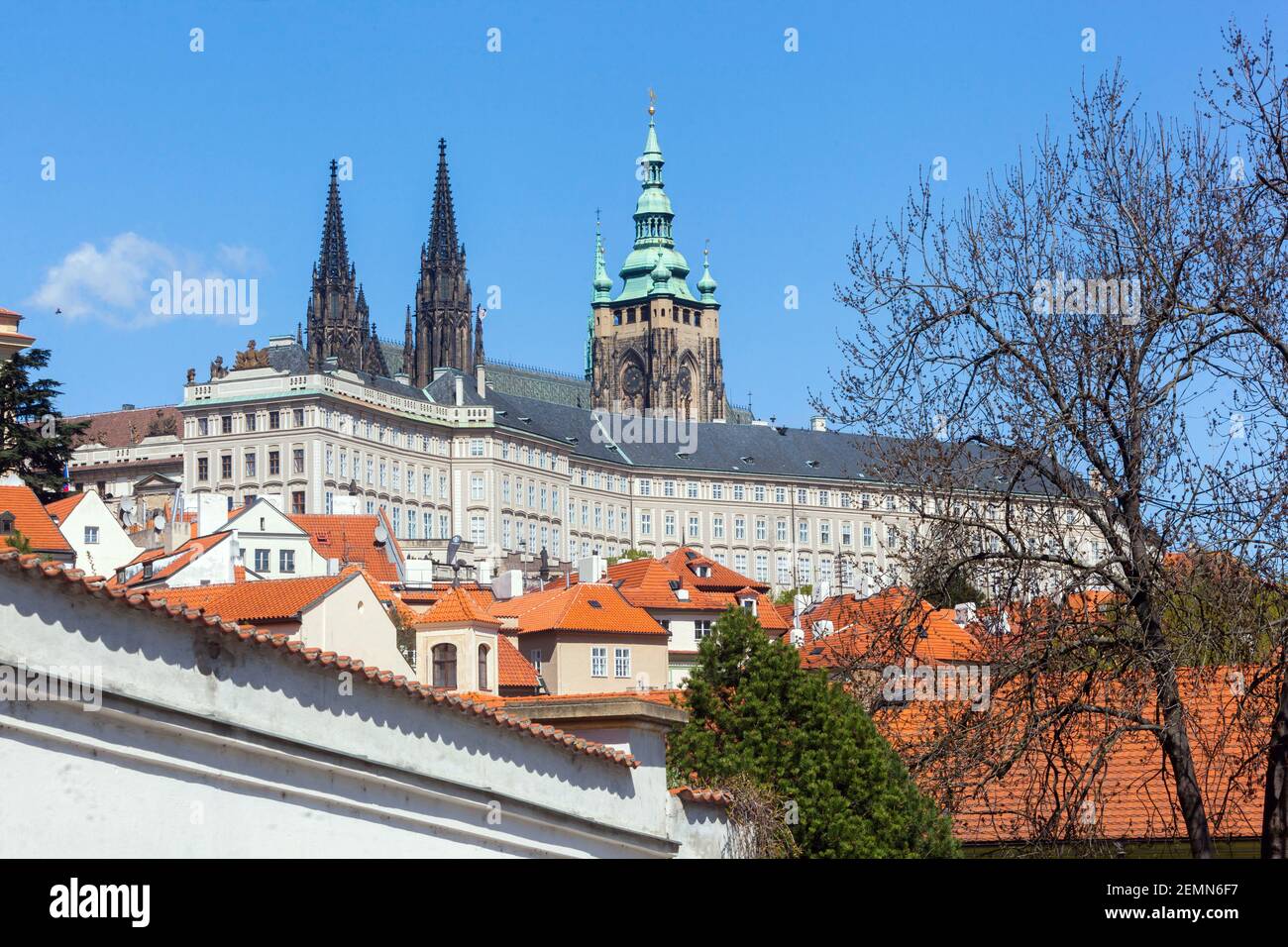 Blick auf die Südseite der Prager Burg über dem Dächer der Prager Kleinseite Stockfoto