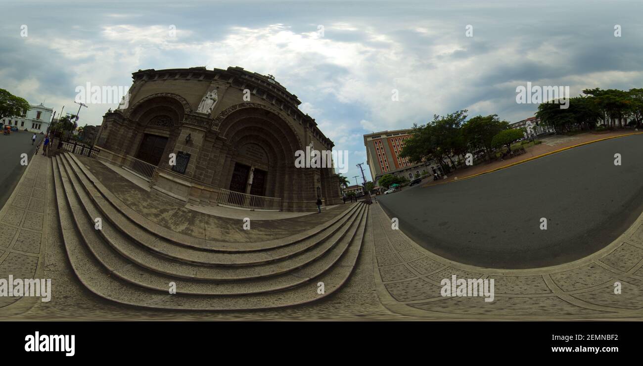 Januar 5 2020: Ein Manila: Fassade der Kathedrale von Manila, erbaut 1571. Manila, Philippinen. Manila Metropolitan Kathedrale-Basilika. 360VR. Stockfoto