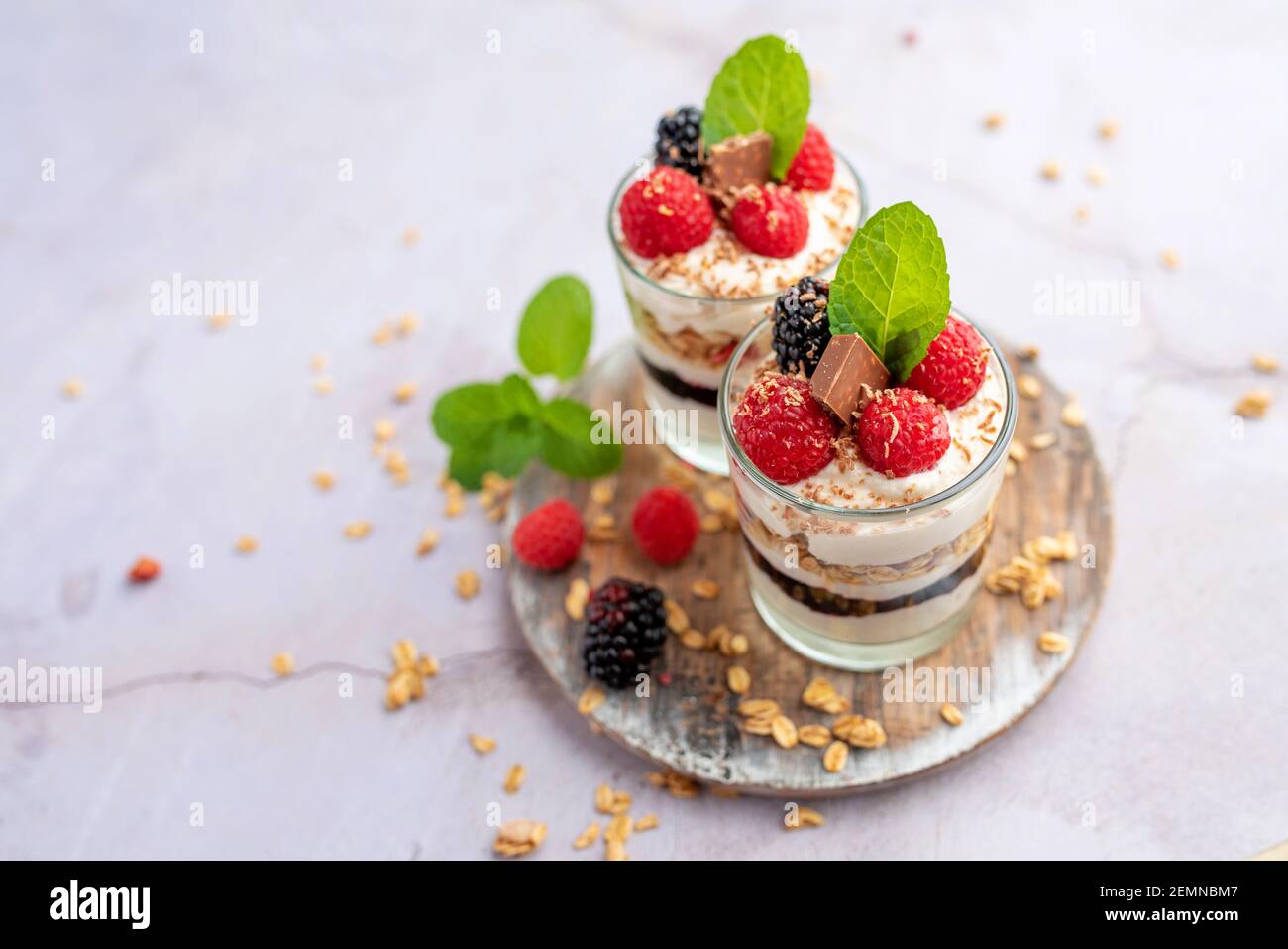 Griechischer Joghurt Himbeer-Parfaits in Gläsern, kleine gesunde Nachspeise Stockfoto