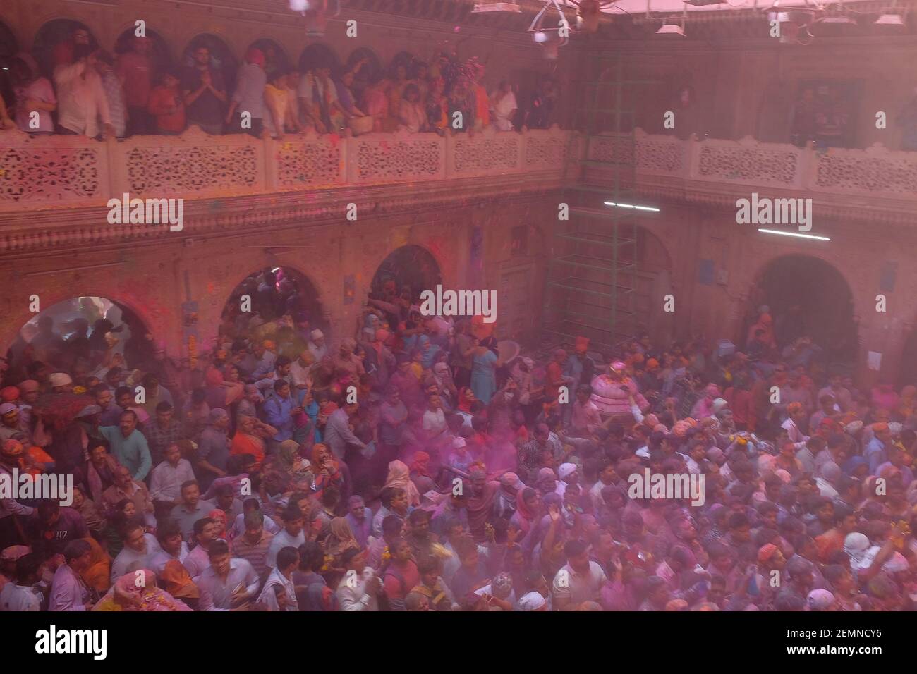 Die Menge wird während des Hindu Holi Festivals im banke bihari Tempel vrindavan, Indien, am 20. März 2019 gesehen. Das Hindu Holi Festival findet in Indien statt. Die zweitägige Feier markiert den Sieg des Guten über das Böse und markiert das Ende des Winters und die Ankunft des Frühlings. Holi Festival Feiern sind in der Regel indische Bewohner spielen Wasser, während werfen bunte Pulver.(Foto von Raiyani Muharramah / INA Photo Agency / Sipa USA) Stockfoto