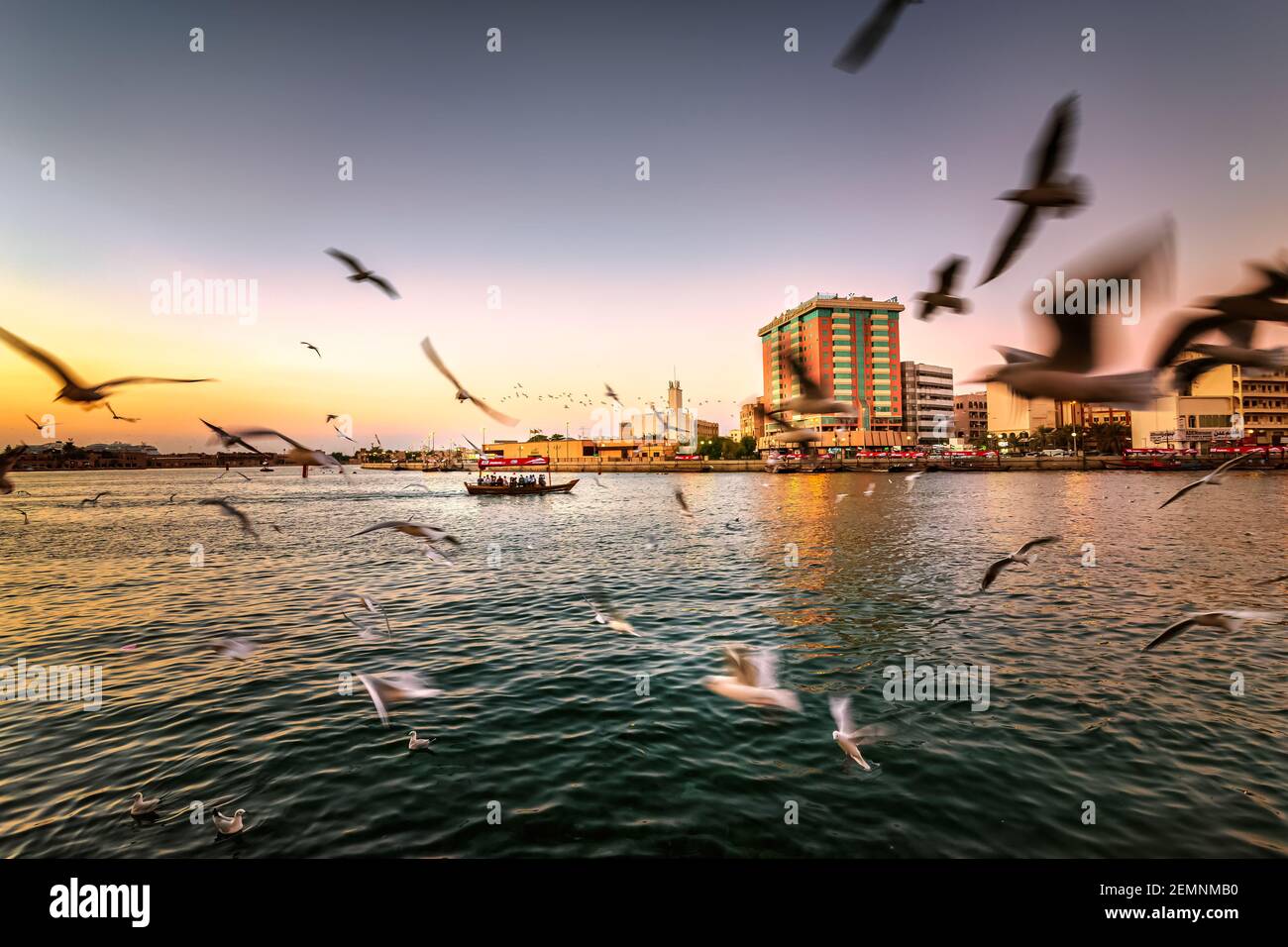 Dubai, VAE, 3. Januar 2021: Blick auf den Dubai Creek. Boote und Abra Fähren auf der Bay of Creek in Dubai. Berühmtes Touristenziel in den VAE. Stockfoto