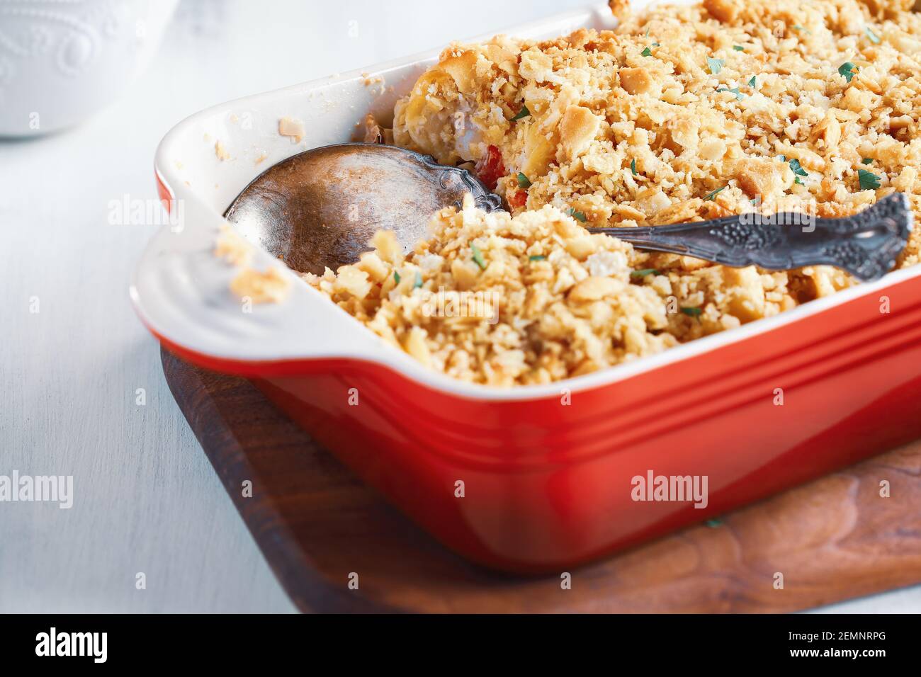 Frischer, kitschiger Thunfisch-Auflauf mit Pasta, Buttercracker-Krümel und frischen Kräutern. Kann auch für Huhn oder Schinken verwendet werden. Selektiver Fokus mit verschwommener BA Stockfoto