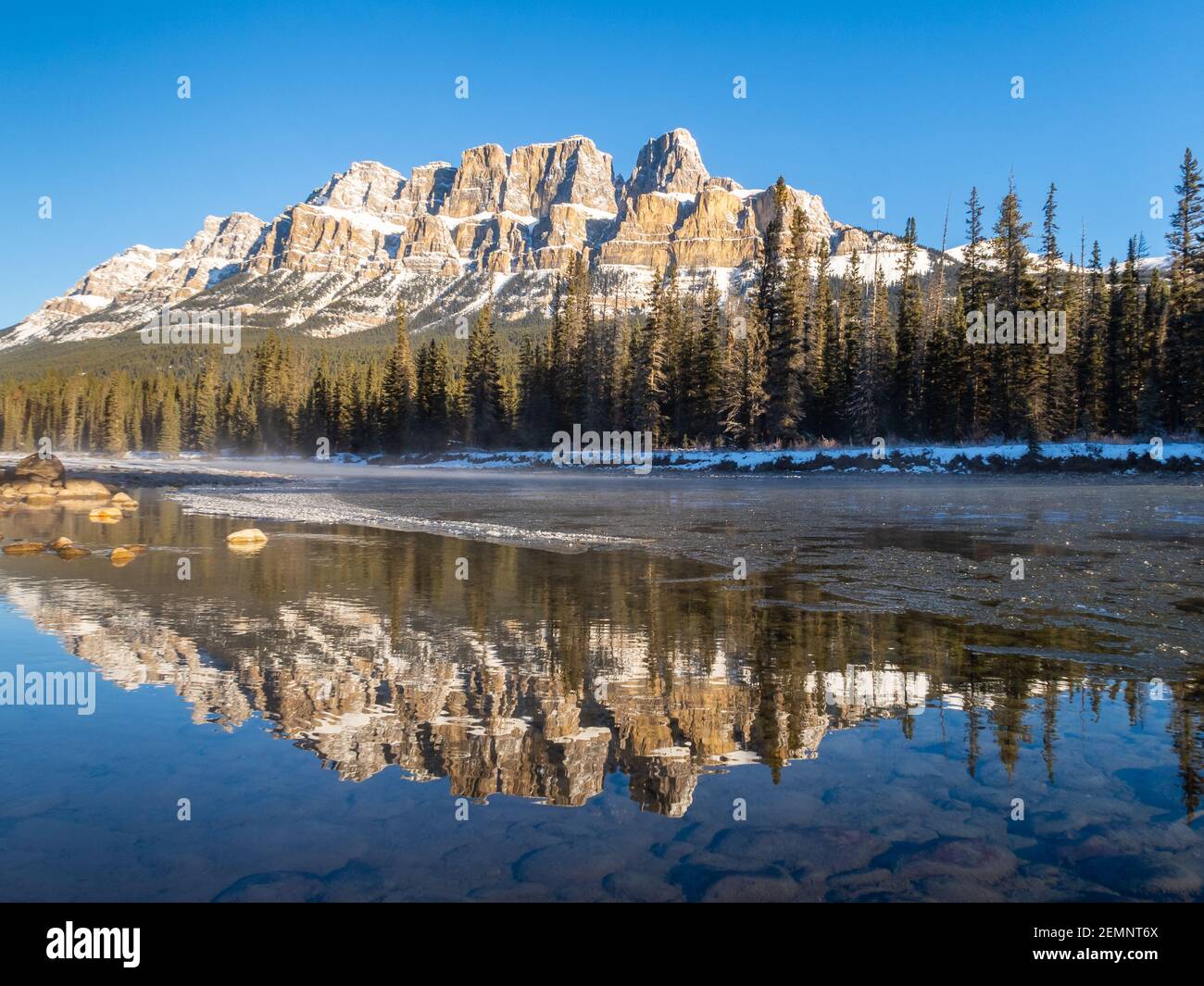 Wunderschöne Aussicht auf Castle Mountain, gelegen im Banff National Park in den Kanadischen Rockies Stockfoto