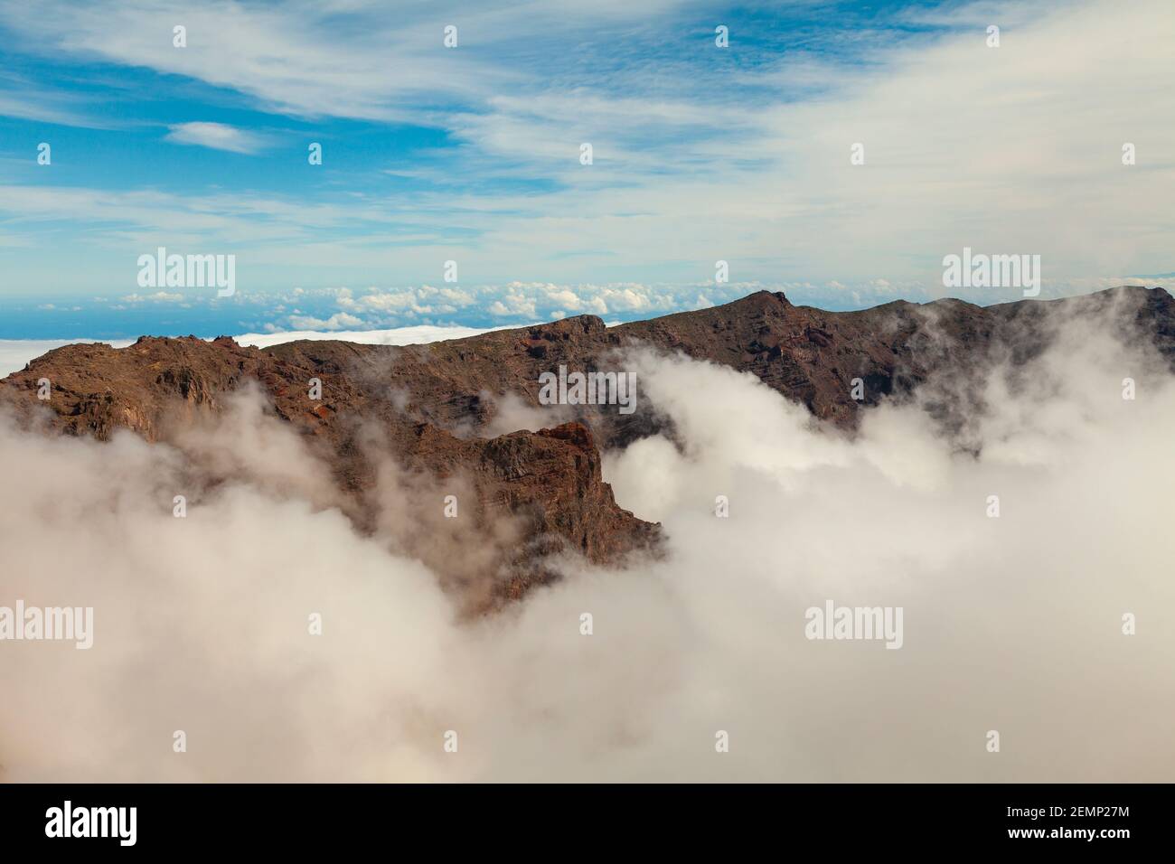 Beeindruckende Landschaft aus Wolken und vulkanischen Bergen von der ...