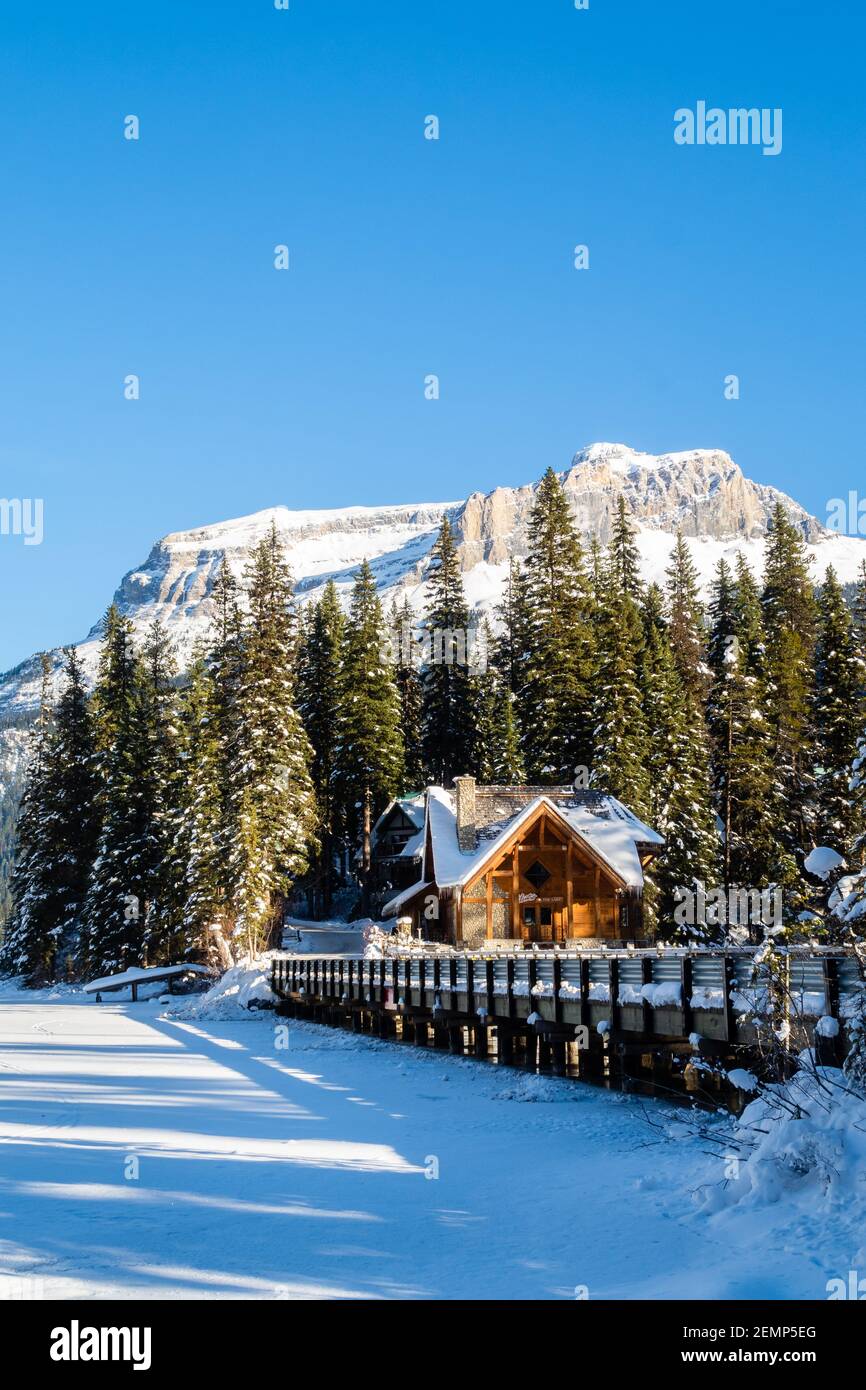 Wunderschöne Aussicht auf Emerald Lake Lodge im Yoho Nationalpark, Kanada Stockfoto