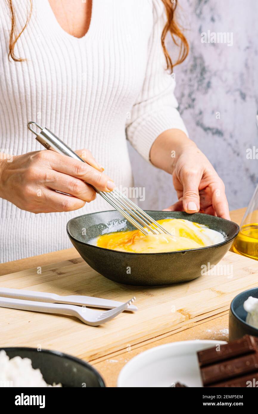 Frau bereitet und kocht einen Schokoladenkuchen. Konzept der traditionellen und Konditorei Kochen Stockfoto