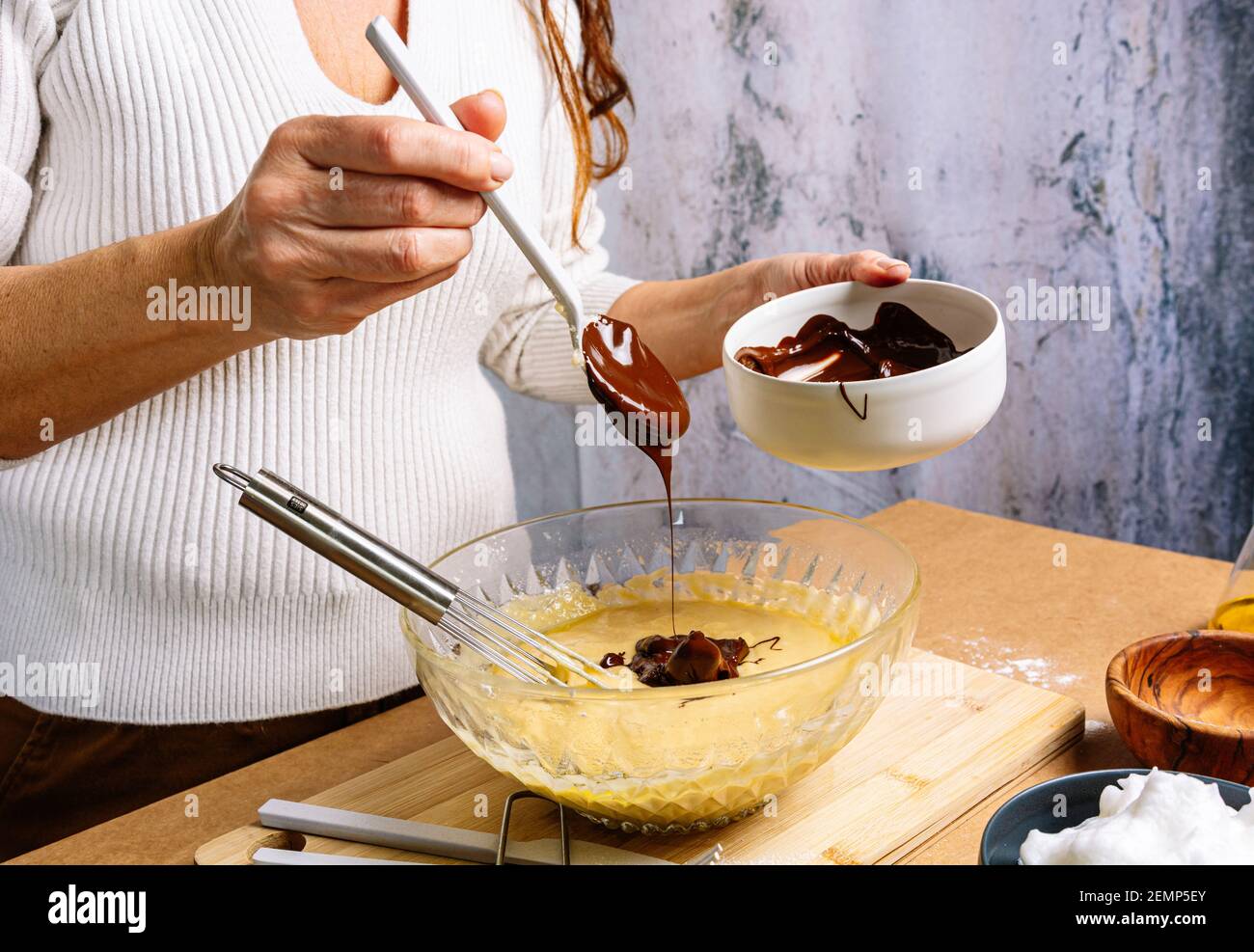 Frau bereitet und kocht einen Schokoladenkuchen. Konzept der traditionellen und Konditorei Kochen Stockfoto