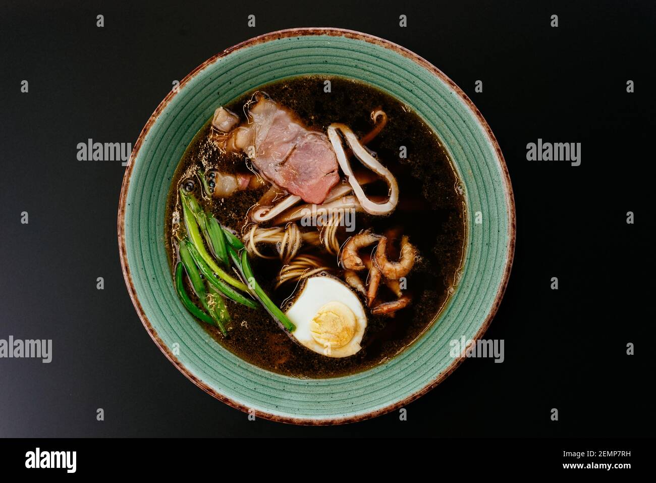 asiatische Nudelsuppe mit Ei und Meeresfrüchten Stockfoto