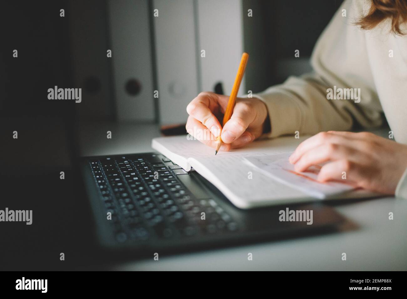 Anonyme Frau, die nachts am Laptop arbeitet Stockfoto
