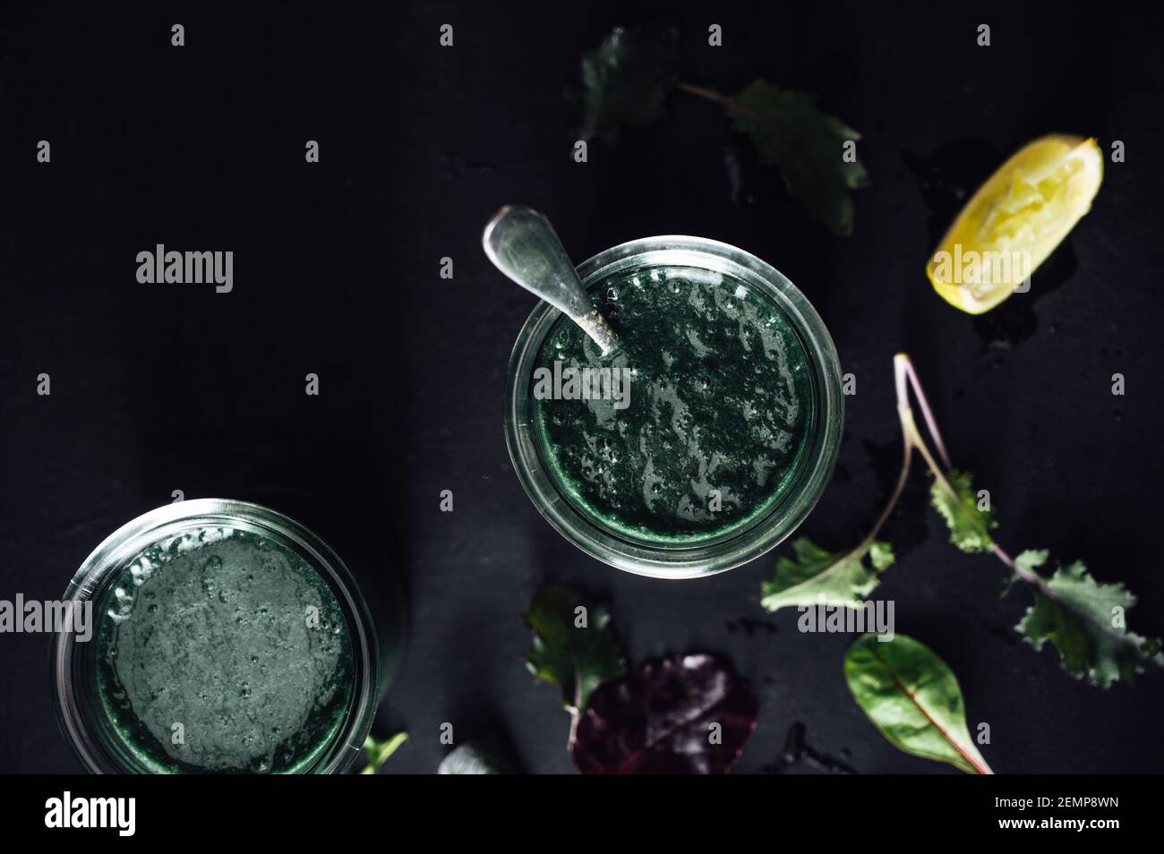 Futter: Grüner Smoothie mit Wildkräutern und Salat Stockfoto