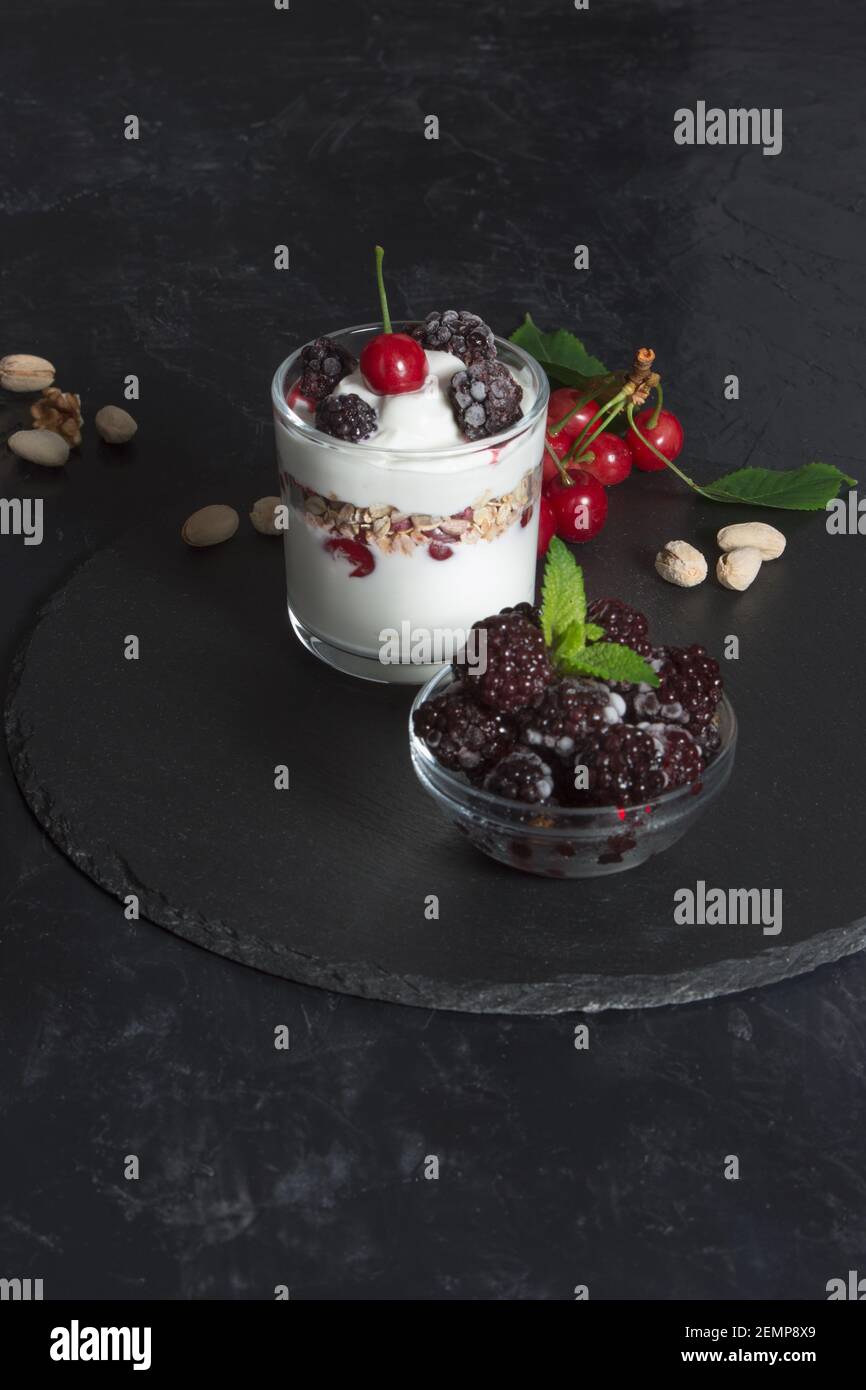 Gesunde Snacks, Joghurt-Creme mit Flocken, Nüsse und Früchte für die Ernährung Stockfoto Gesunde Snacks, Joghurt-Creme mit Flocken, Nüsse und Früchte für die Ernährung Stockfoto