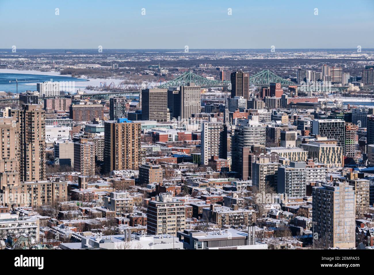 Montreal, CA - 4. Februar 2021: Ville-Marie disctrict und Jacques Cartier Brücke von Mont-Royal Stockfoto