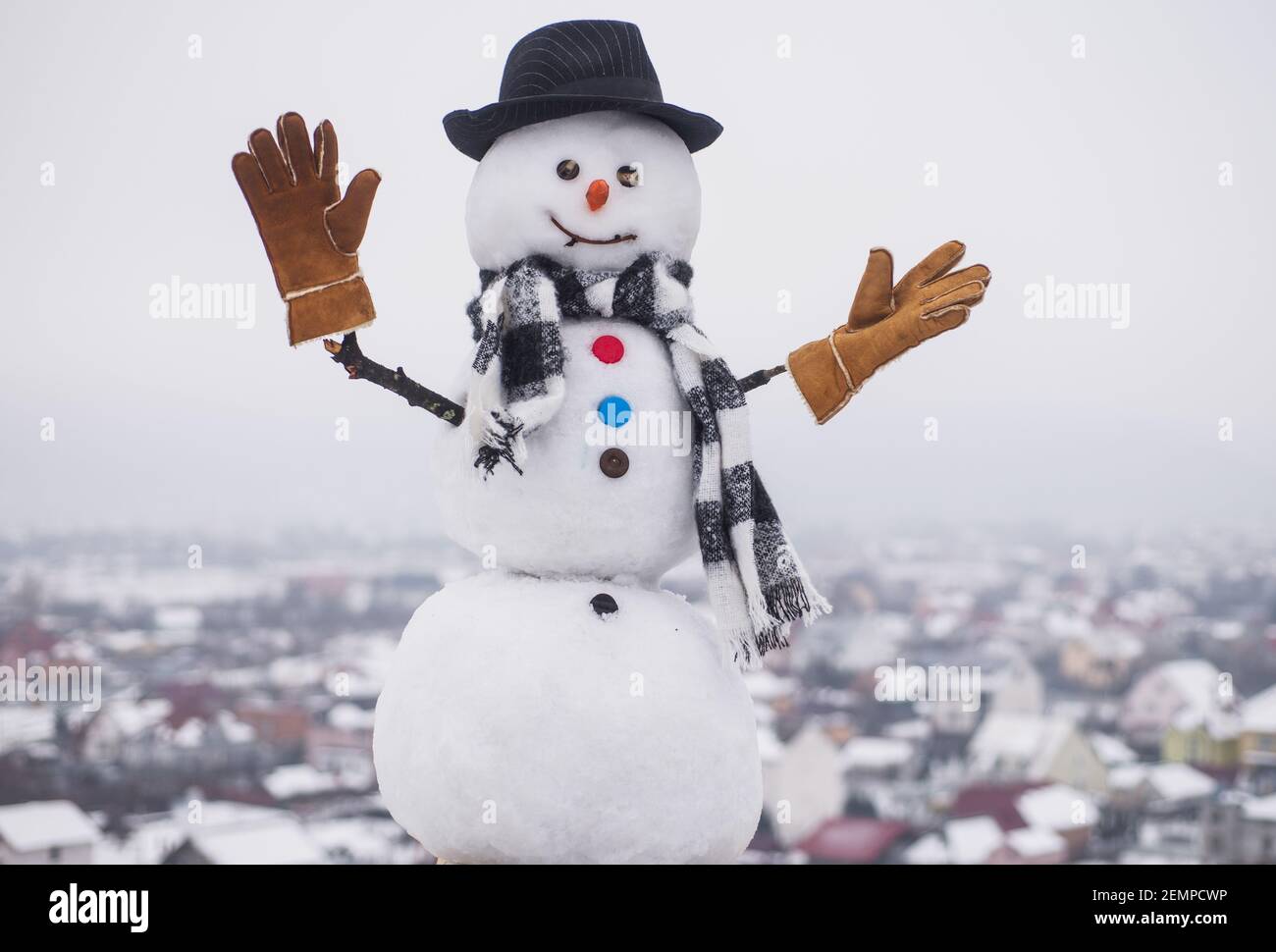 Schneemann in stylischer Mütze, Schal und Handschuhen. Lustige Schneemänner. Frohe Festtage. Stockfoto