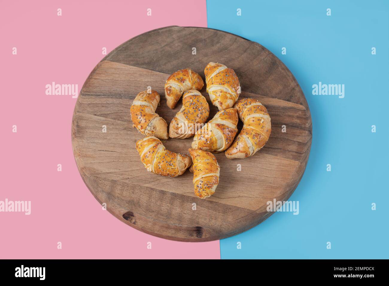 Kleine Croissant-Kekse auf einem Holzbrett Stockfoto