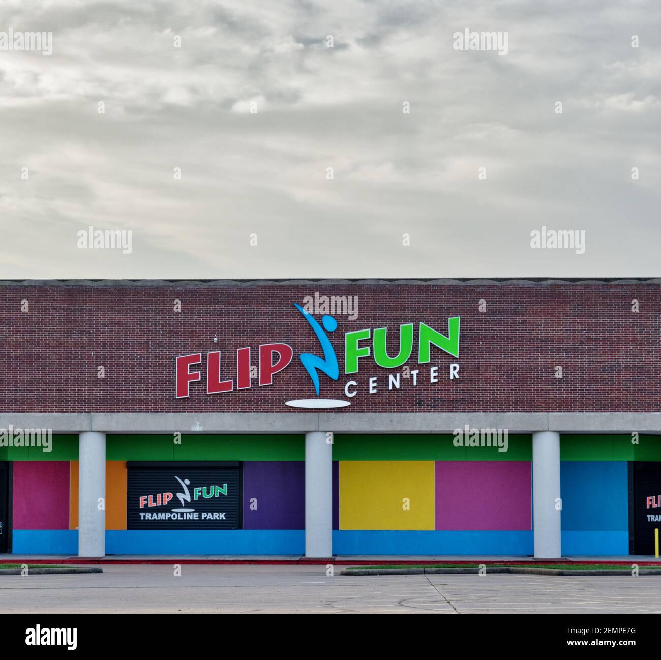 Houston, Texas USA 10-14-2020: Flip N' Fun Center in Houston, TX. Trampolin Park Business-Schaufenster mit Kopierplatz. Stockfoto