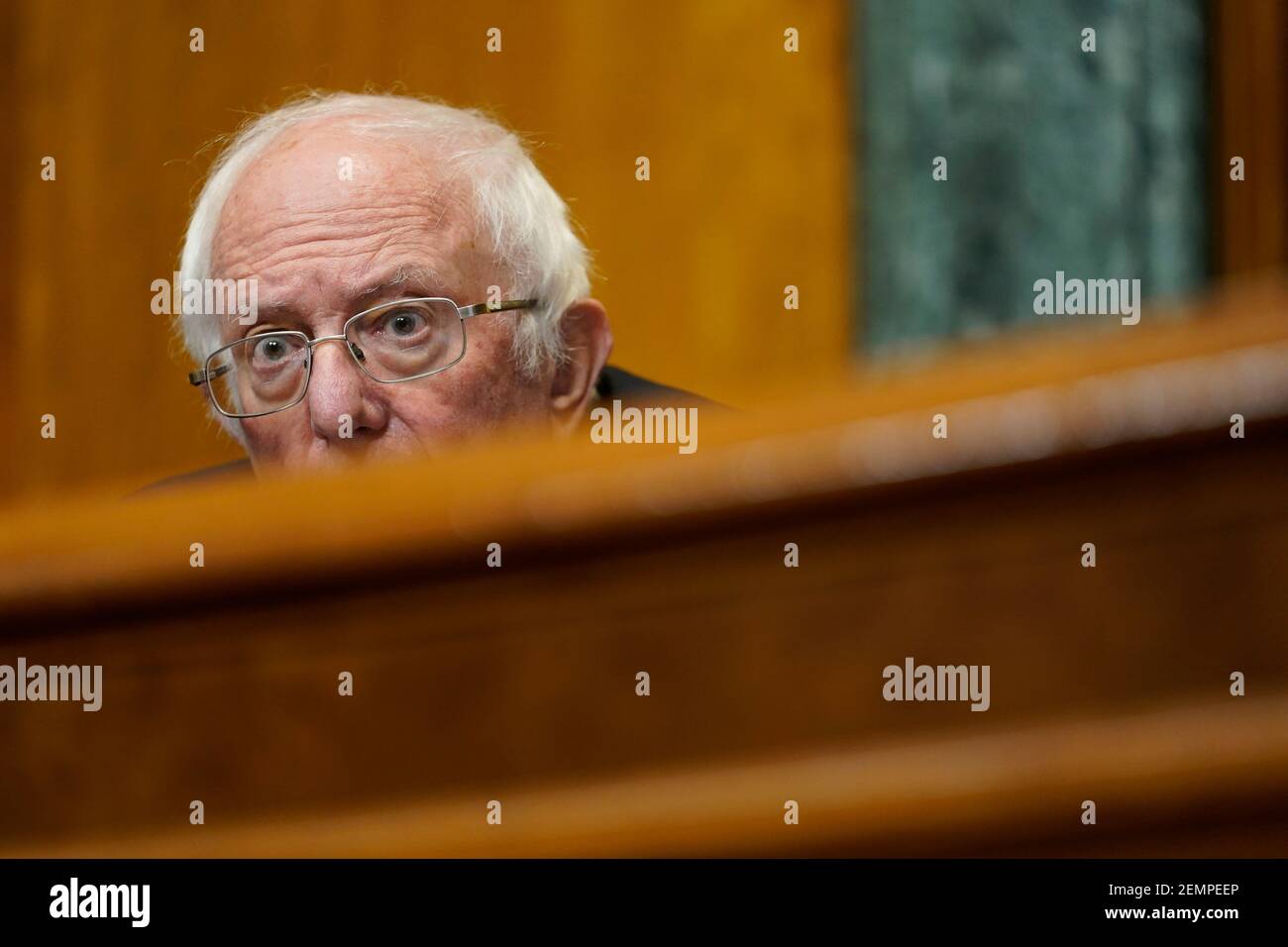 Senatshaushaltsausschuss Vorsitzender Sen. Bernie Sanders, I-V., hört während einer Anhörung auf Capitol Hill in Washington, Donnerstag, 25. Februar 2021, Prüfung der Löhne bei großen profitablen Unternehmen. (Foto von Susan Walsh/Pool/Sipa USA) Stockfoto