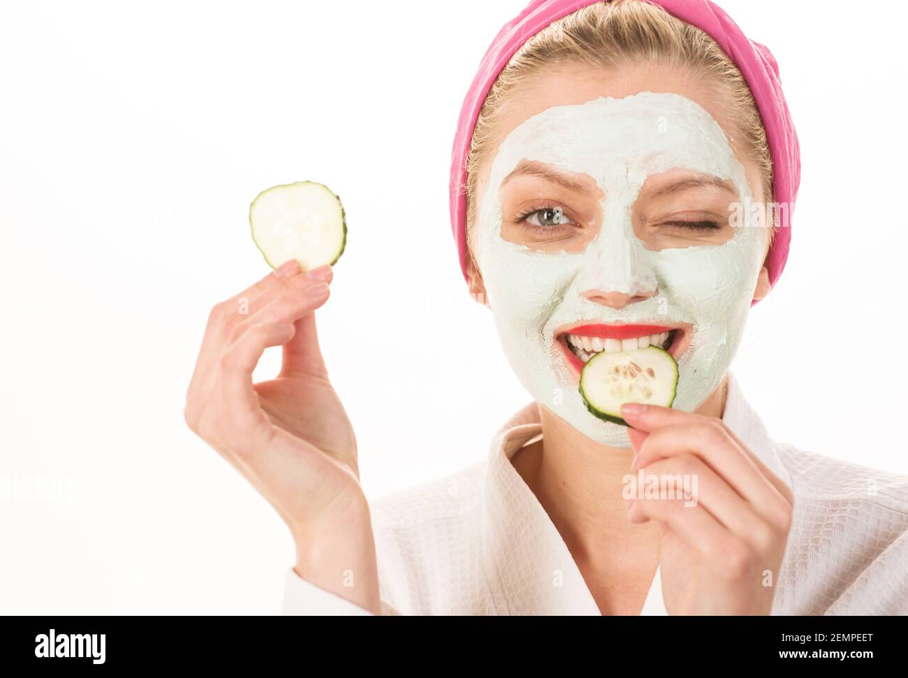 Frau mit Gesichtsmaske aus Ton. Spa-Salon. Kosmetische Maske mit Gurke. Natürliche Schönheit. Perfekte Haut. Stockfoto