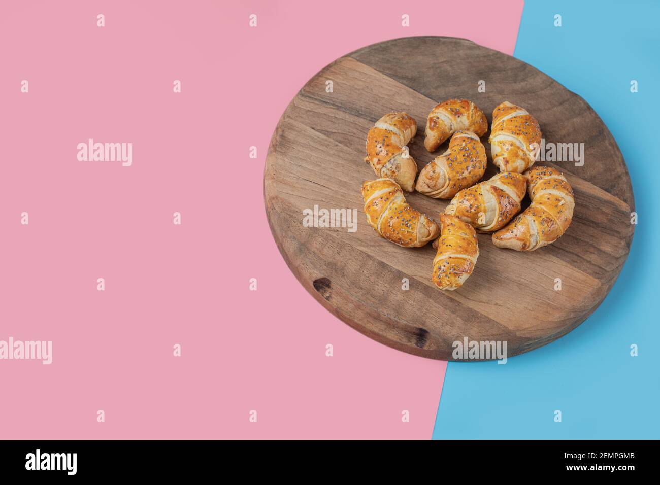 Gebratene Mini-Croissant-Kekse auf einem Holzbrett Stockfoto