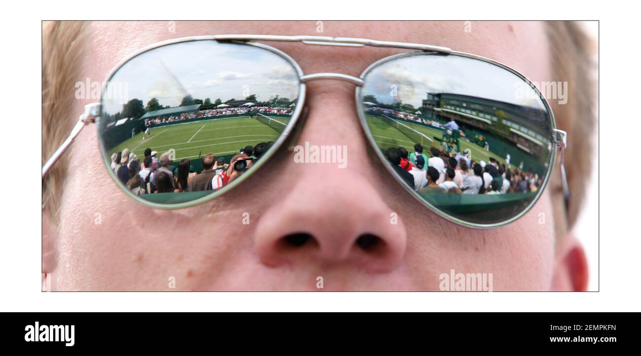 Zuschauer genießen das Tennis am Tag 2 von wimbledon 2008photograph Von David Sandison The Independent Stockfoto