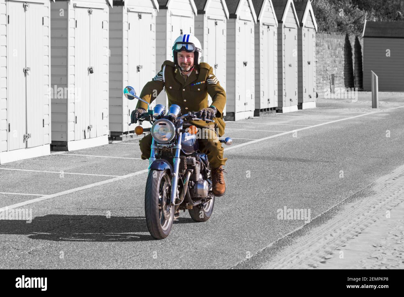 Mann auf dem Kawasaki Zephyr Motorrad in Bournemouth und Poole Distinguished Gentlemen’s Ride in Bournemouth, Dorset UK im September Stockfoto