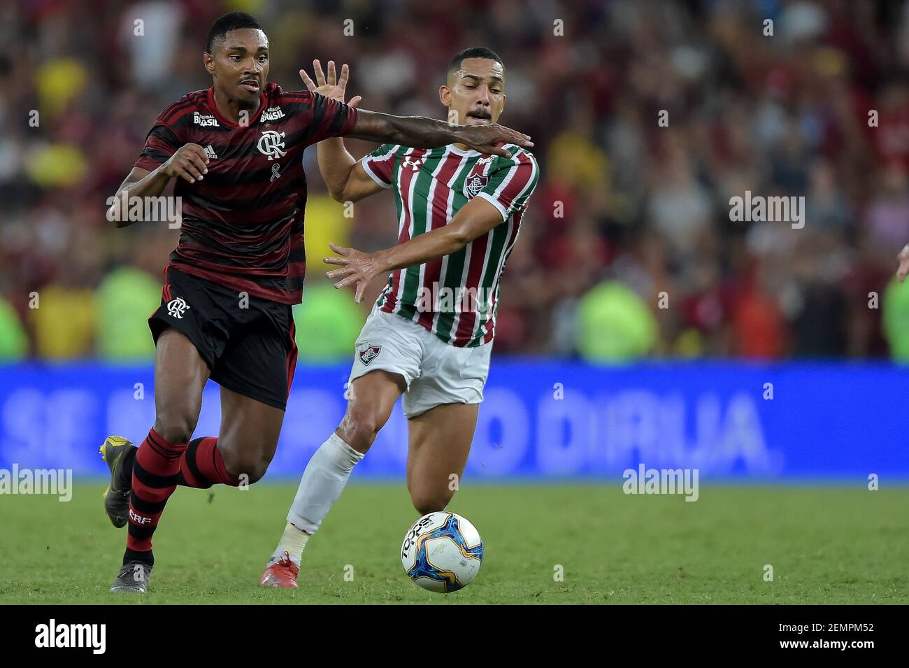 Carioca 2019 Fluminense X Flamengo Luciano Spieler Von Fluminense Umstrittene Gebot Mit Vitinho Spieler Von Flamengo Wahrend Des Spiels Im Maracana Stadion Fur Die Meisterschaft Carioca 2019 In Rio De Janeiro Brasilien