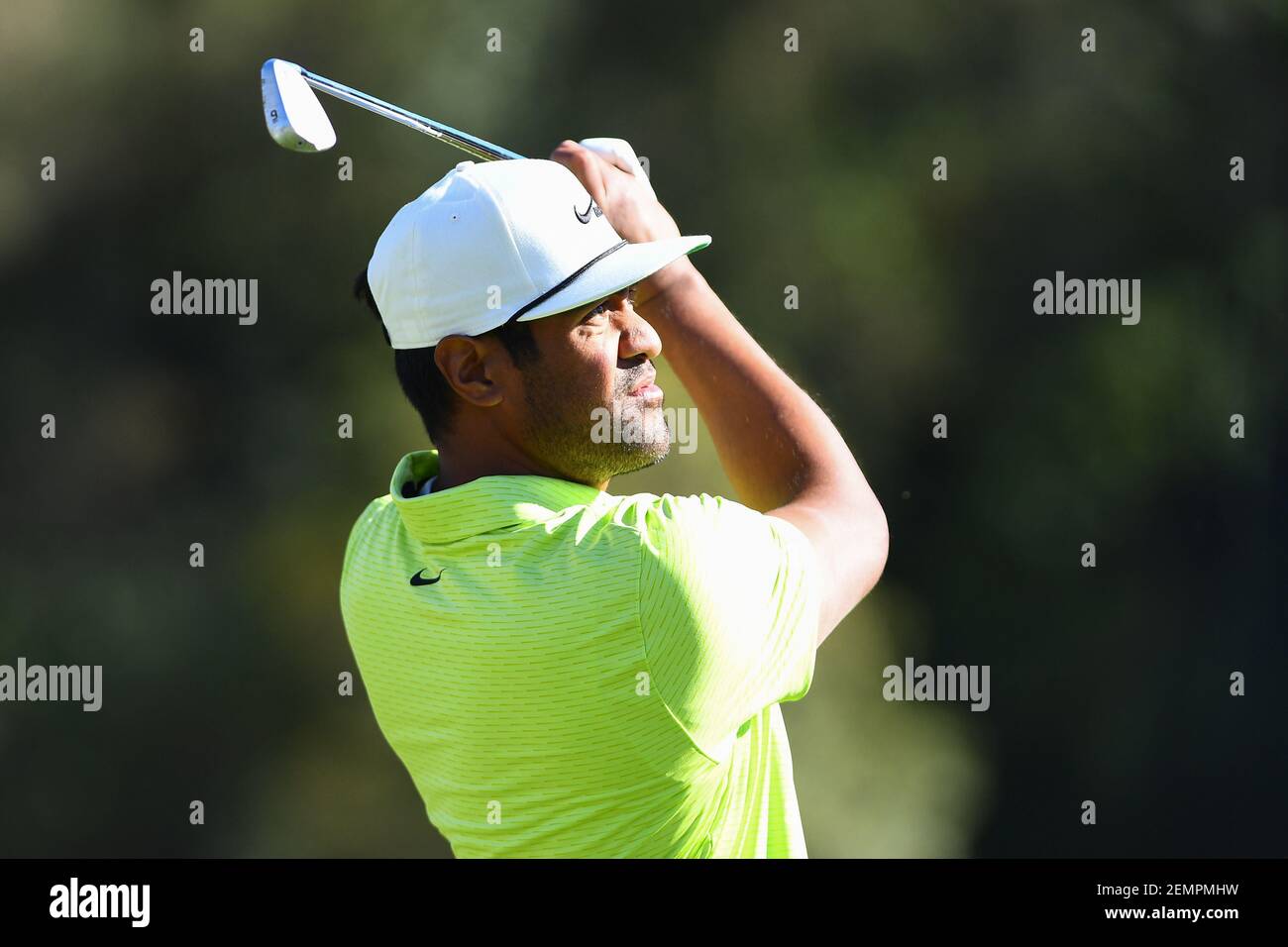 Pacific Palisades, Kalifornien, USA. Februar 2021, 21st. Tony Finau schlägt  das 16th-Loch-T-Shirt während der Finalrunde des Genesis Invitational Golf  Turniers im Riviera Country Club in Pacific Palisades, CA am 21. Februar  2021