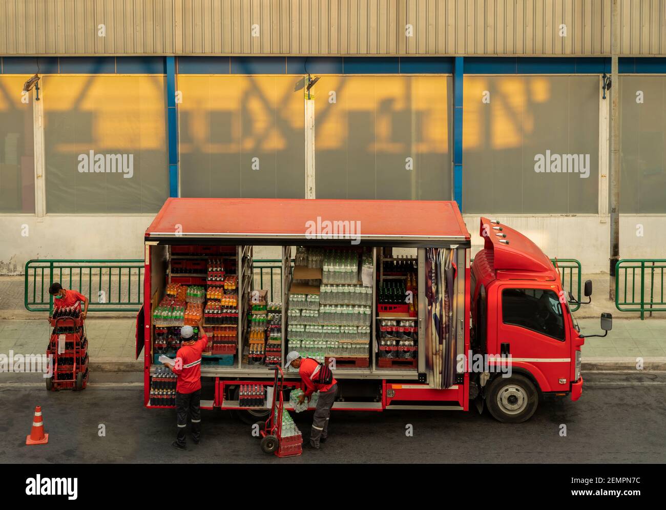 LKW-Fahrer Lieferung gut, Abladen LKW trägt Gesichtsmaske während Corona Virus Pandemie in Bangkok. Servicebereitstellung. Stockfoto