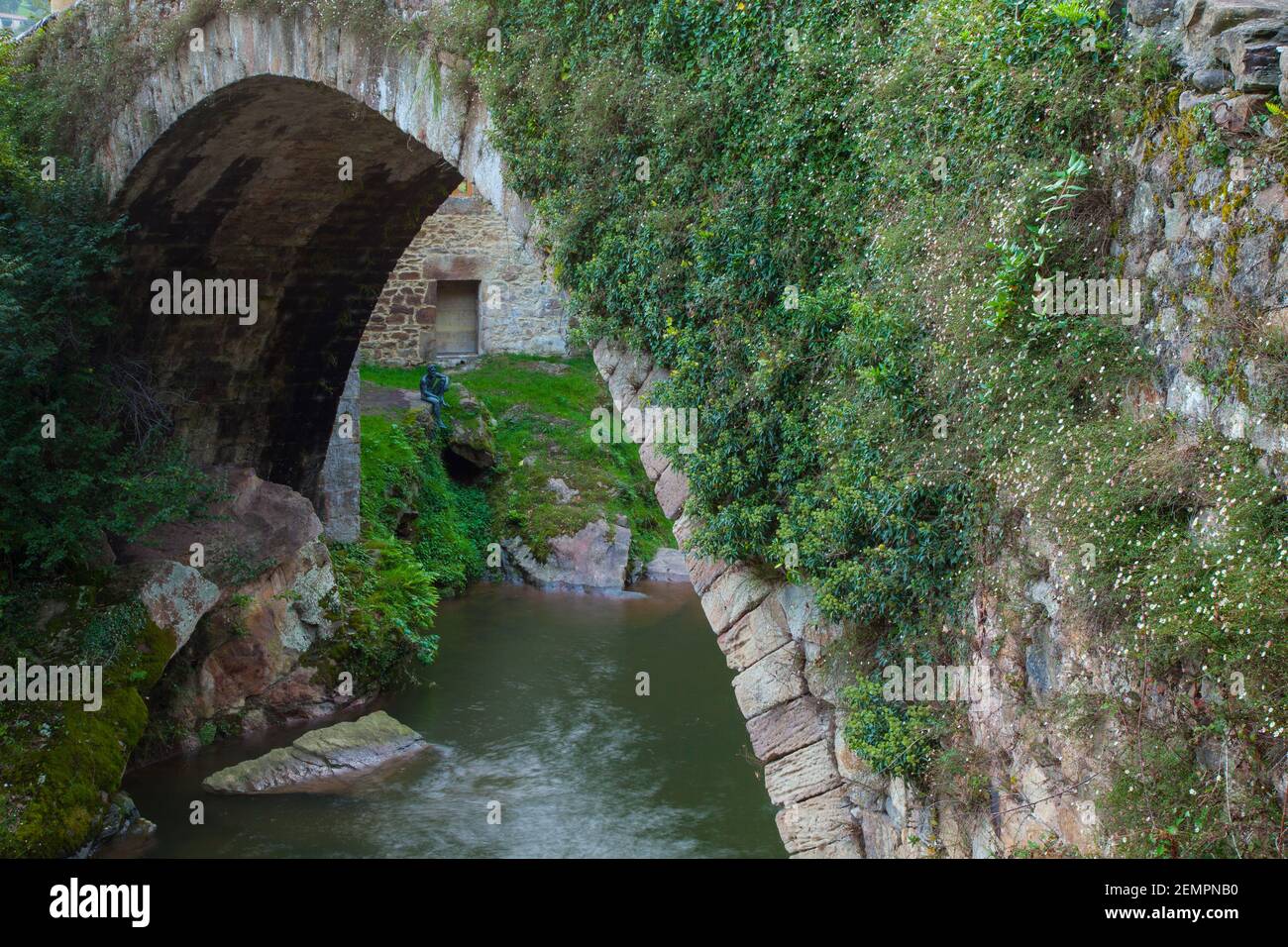 'Hombre Pez', Puente romano (Puente Mayor), Río Miera, Liérganes, Comarca Trasmiera, Kantabrien, España Stockfoto