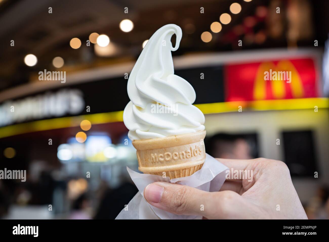 Bangkok, Thailand - 28. November 2020 : EIN Mann hält McDonald's Vanillekegel vor dem Restaurant. Stockfoto