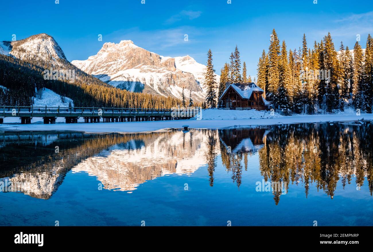 Wunderschöne Aussicht auf Emerald Lake Lodge im Yoho Nationalpark, Kanada Stockfoto