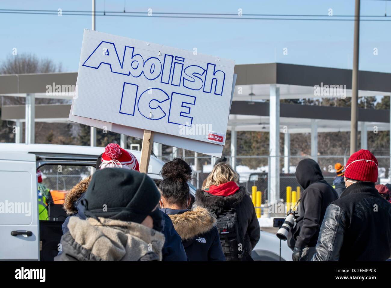 St. Paul, Minnesota. Bundesgebäude. Kundgebung, um ein sofortiges Ende des Krieges gegen Einwanderer zu fordern. Stockfoto