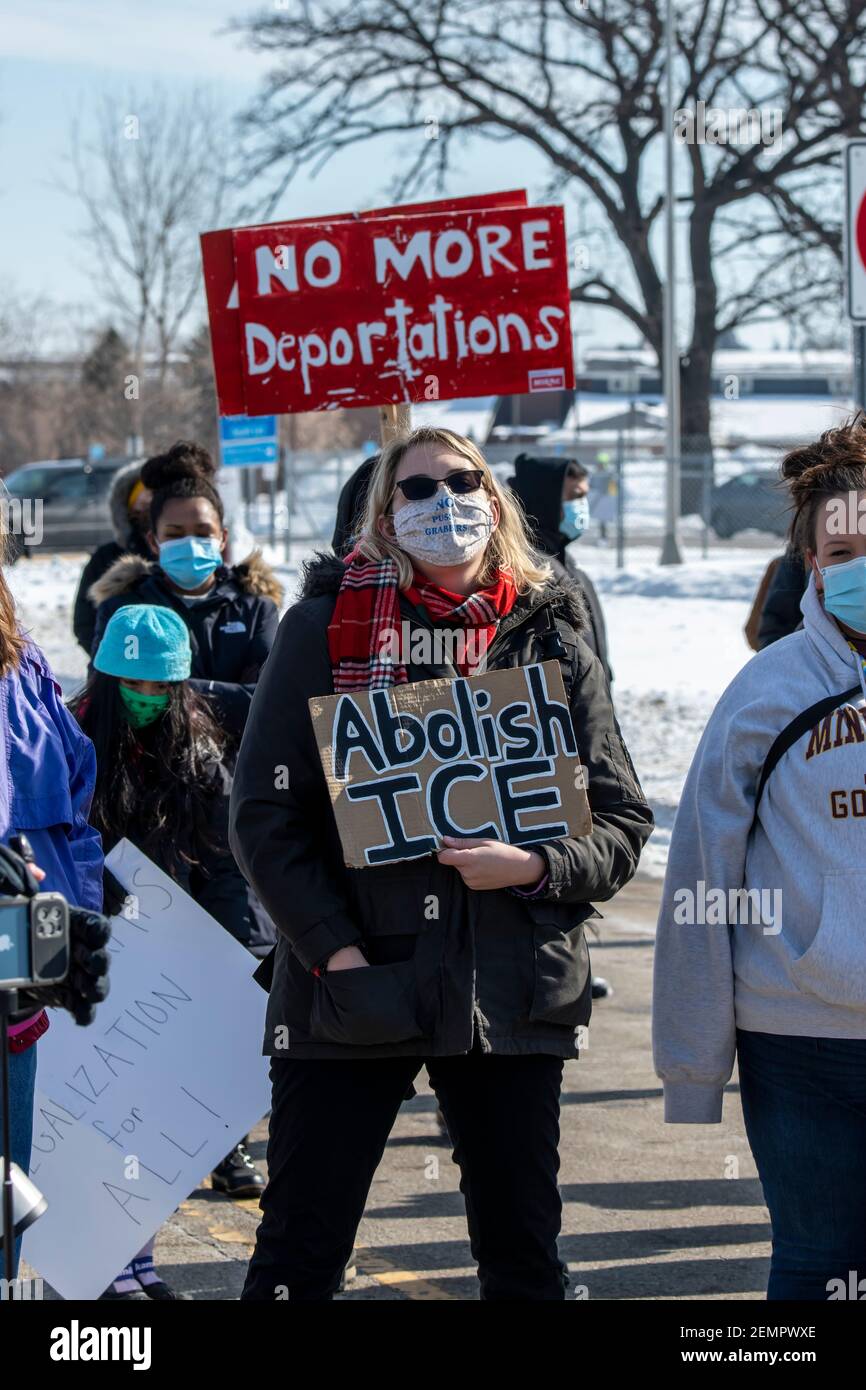 St. Paul, Minnesota. Bundesgebäude. Kundgebung, um ein sofortiges Ende des Krieges gegen Einwanderer zu fordern. Stockfoto