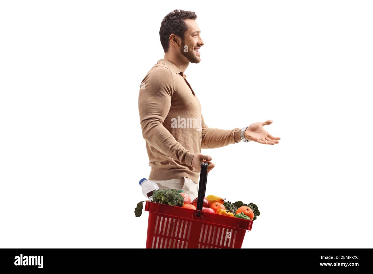 Profilaufnahme eines Mannes, der einen Einkaufskorb hält und gestikiert Mit Hand isoliert auf weißem Hintergrund Stockfoto