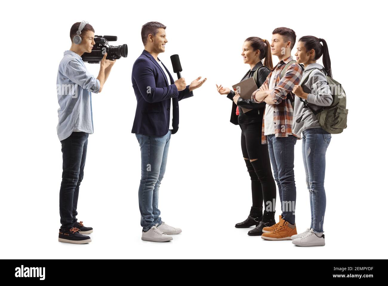 Kameramann und ein Reporter interviewten eine Gruppe von Studenten isoliert Auf weißem Hintergrund Stockfoto