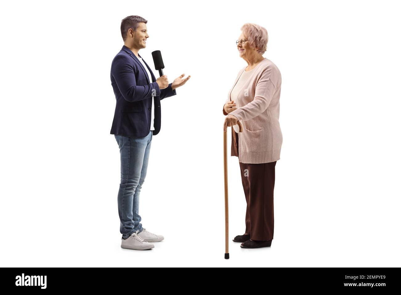 Junger männlicher Reporter interviewte einen älteren Bürger isoliert auf weiß Hintergrund Stockfoto