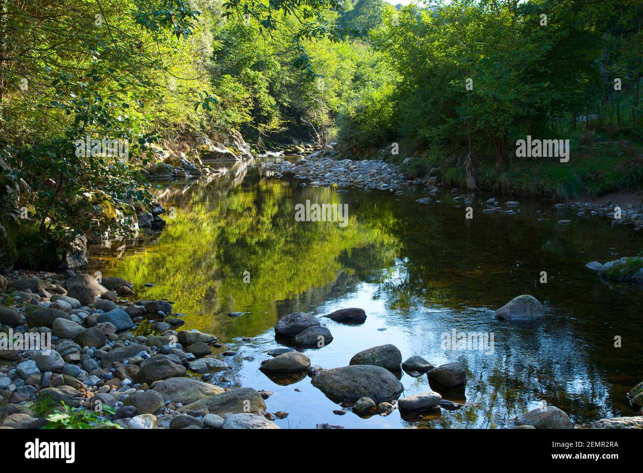 Río Lamason, La Venta Fresnedo, Valle del Nansa, Kantabrien Stockfoto