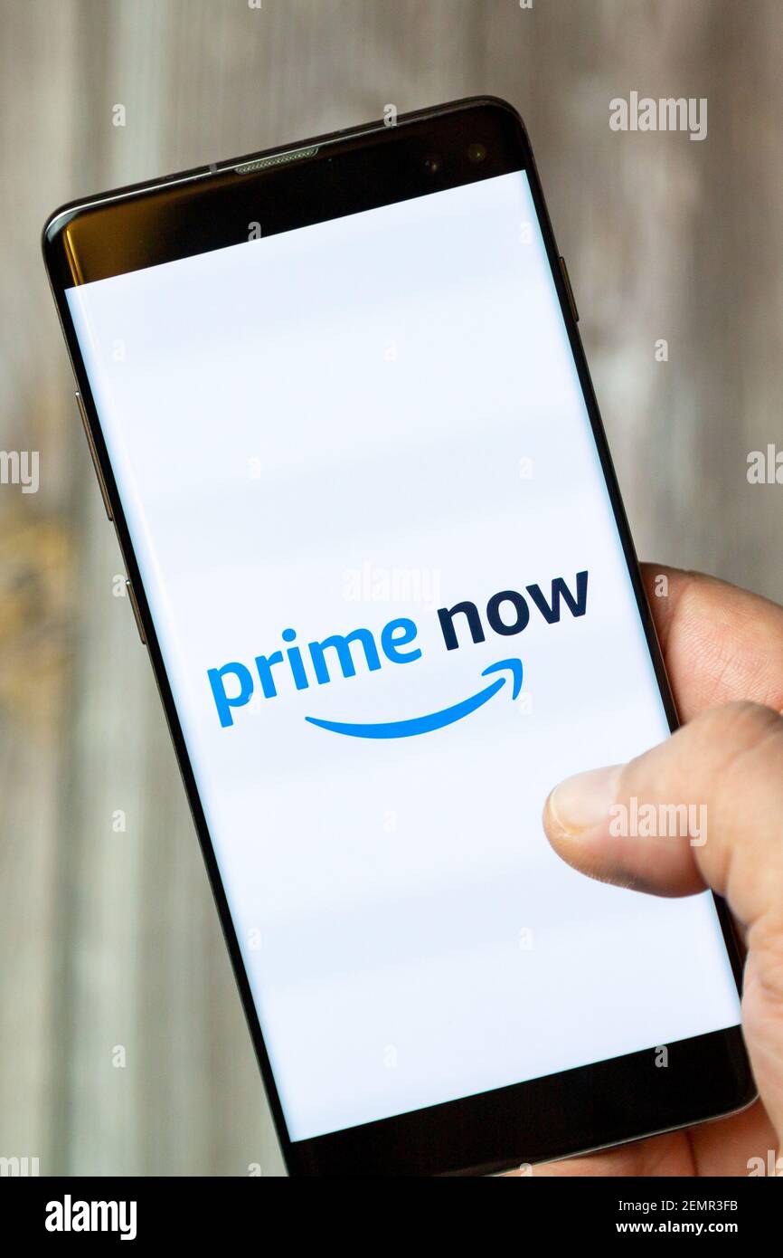 Ein Mobiltelefon oder Mobiltelefon, das von einem gehalten wird Hand mit der Amazon Prime Now App geöffnet auf dem Bildschirm Stockfoto