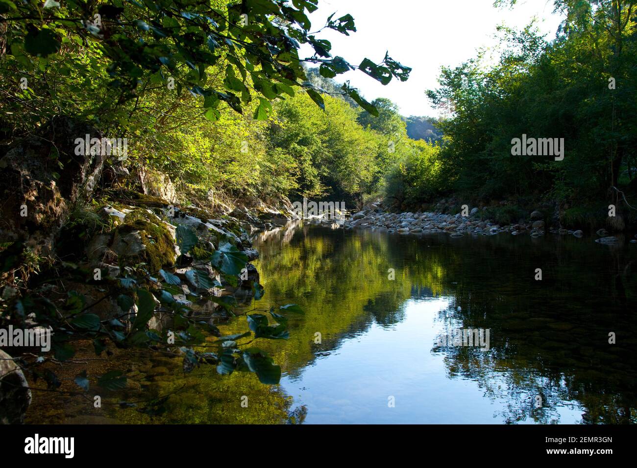 Río Lamason, La Venta Fresnedo, Valle del Nansa, Kantabrien Stockfoto
