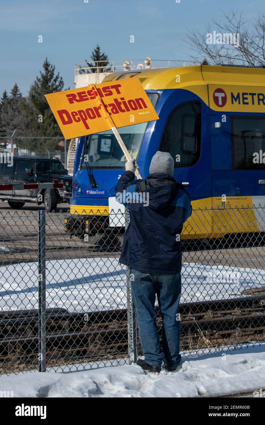 St. Paul, Minnesota. Bundesgebäude. Kundgebung, um ein sofortiges Ende des Krieges gegen Einwanderer zu fordern. Protestler halten Schild an der U-Bahn Transit tra vorbei Stockfoto