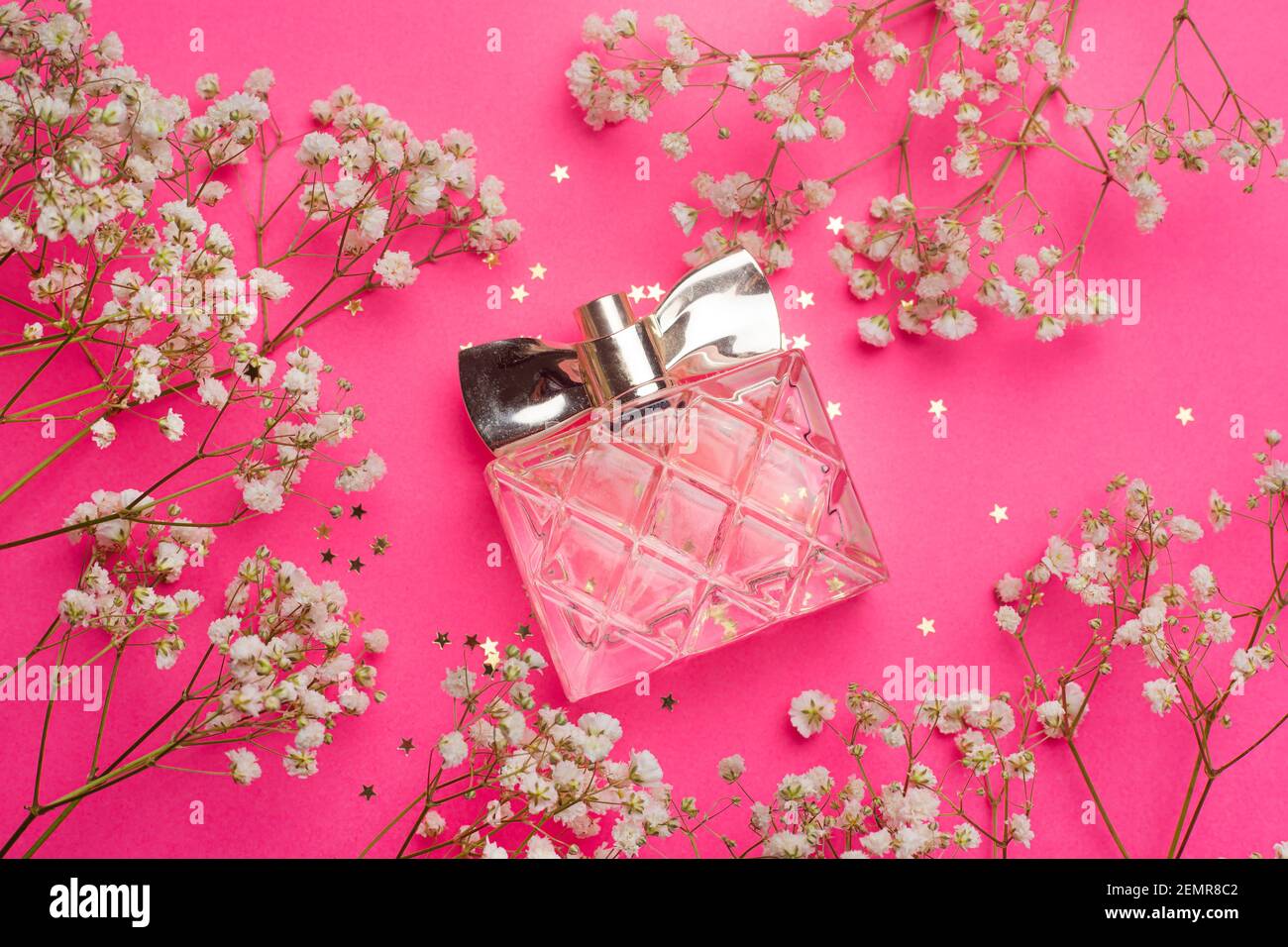 Das Layout von Parfüm und Blumen. Aromatherapie. Damenparfüm. Weiße Blüten. Artikel über die Wahl des Duftes. Artikel über Frauen Parfüm. A Stockfoto