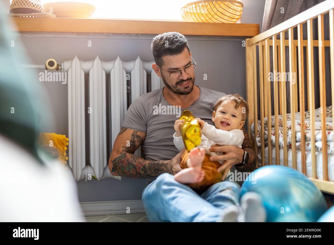 Vater, der sich zu Hause um seinen kleinen Sohn gefreut hat Stockfoto