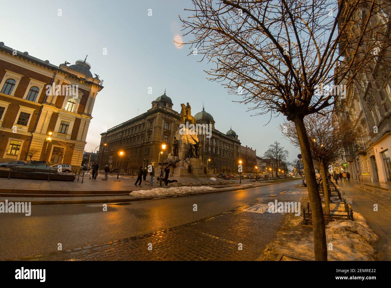 Krakau, Polen - 20. Februar 2021: Das Denkmal von Grunwald ist eine Reiterstatue des Königs von Polen Władysław II Jagiełło, die sich auf dem Matejko-Platz befindet Stockfoto