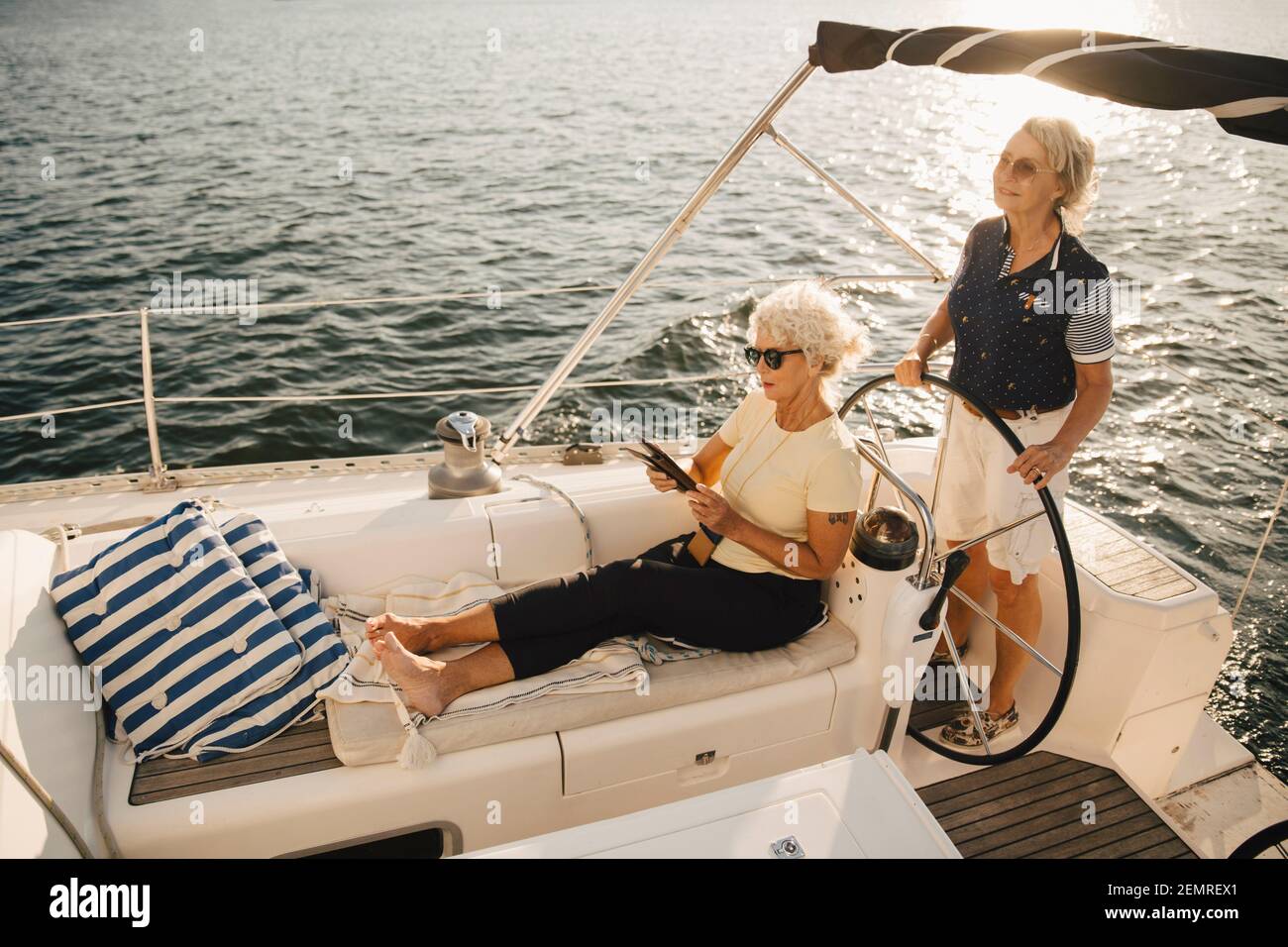 Ältere Frau Segelboot, während weibliche Freundin mit digitalen Tablet Stockfoto