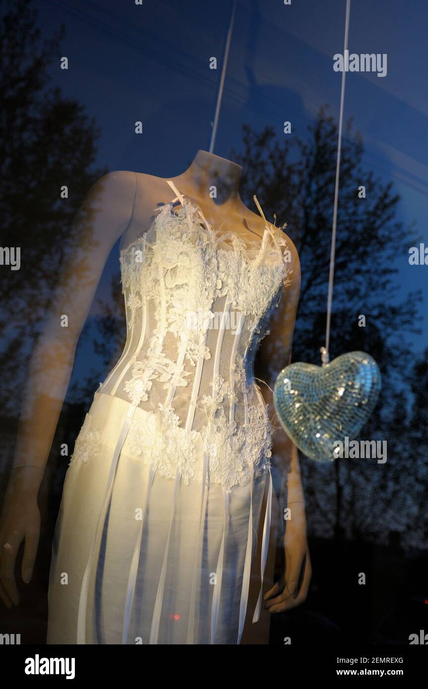 Kleid zum Verkauf mit Herz im Schaufenster, Paris, Île-de-France, Frankreich Stockfoto