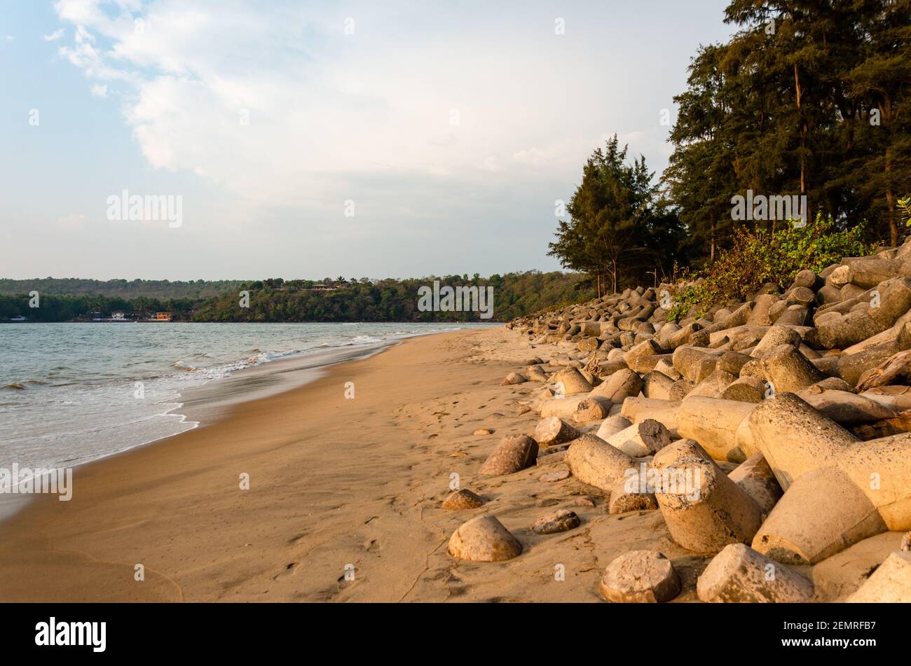 Querim Beach mit tetra Pods am Ufer, um Bodenerosion zu verhindern. Querim oder Keri Beach ist der nördlichste Strand in Goa, Indien. Stockfoto