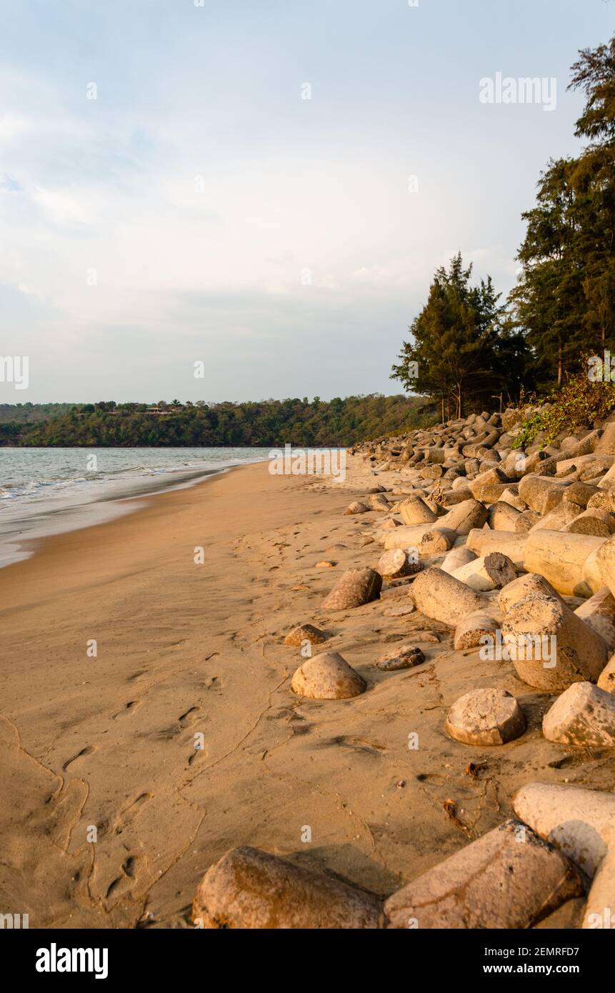 Querim Beach mit tetra Pods am Ufer, um Bodenerosion zu verhindern. Querim oder Keri Beach ist der nördlichste Strand in Goa, Indien. Stockfoto