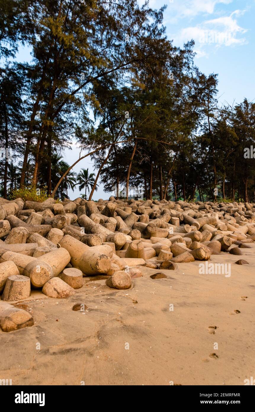 Querim Beach mit tetra Pods am Ufer, um Bodenerosion zu verhindern. Querim oder Keri Beach ist der nördlichste Strand in Goa, Indien. Stockfoto