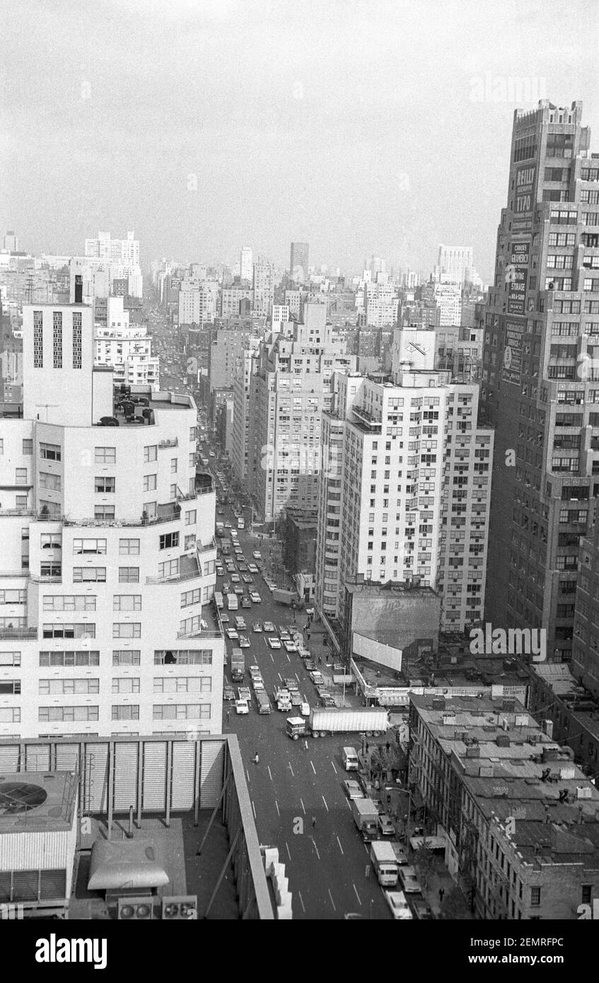 Blick von einem Bürogebäude auf die 2nd Avenue, Manhattan, New York City, NYC, USA, 1965 Stockfoto